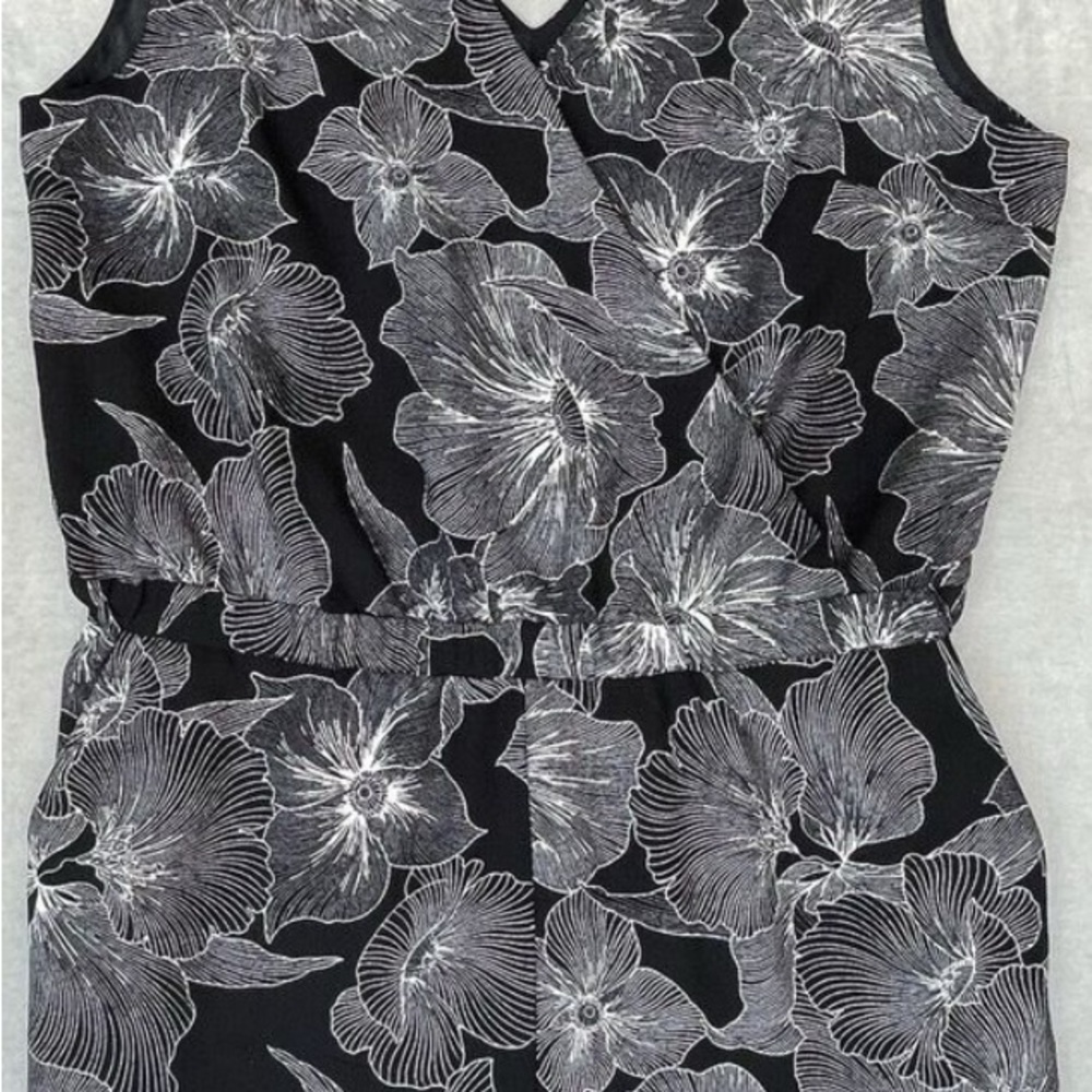 LOFT Outlet - Women’s Sleeveless V-neck Romper - Floral Black & White